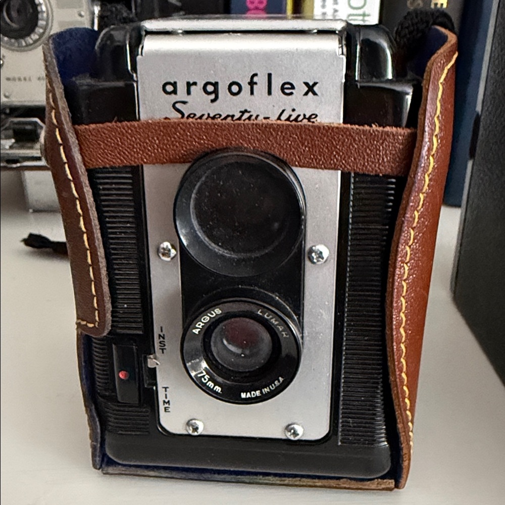 Targus ArgoFlex Seventy-Five Camera - Black and Brown